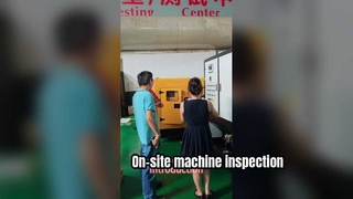 お客様は現場で機械を検査し、専門家が詳細な紹介を行います。